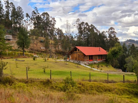 Hermosa y Nueva Cabaña de campo - La Candelaria Farm House Chalet in Azuay