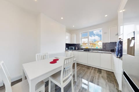 Modern 3 bedroom House with garden & private parking Villa in Isleworth