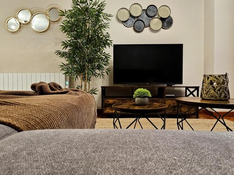 TV and multimedia, Living room, Seating area, Evening entertainment