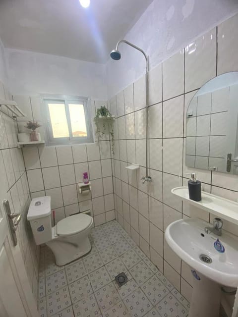 Shower, Toilet