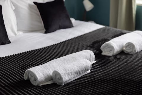 Bed, Bedroom, towels