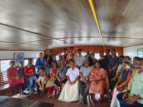 SR Houseboats Kumarakom Barco atracado in Kumarakom