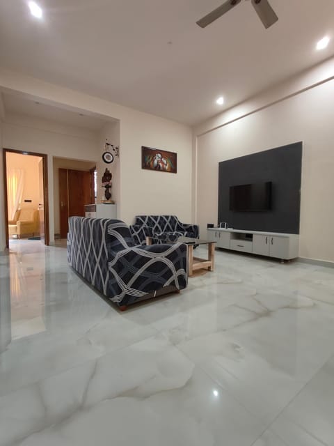 Communal lounge/ TV room, TV and multimedia, Living room, Seating area, Evening entertainment