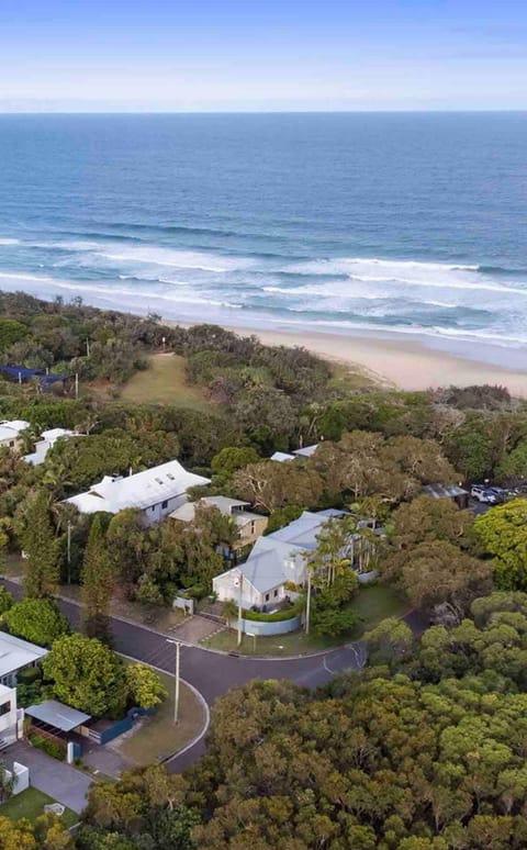 On The Beach Luxury Home With Pool Maison in Coolum Beach