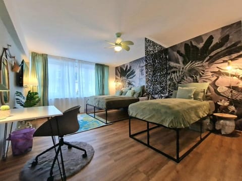 Light Jungle Suite: Seltersweg Netflix TV & Jumanji Condo in Giessen