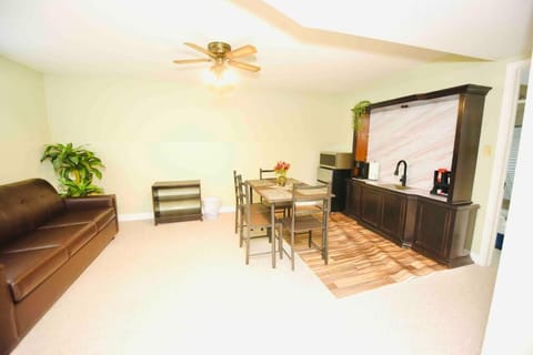 Adorable Spacious Inn with Indoor fireplace Condominio in Kingston