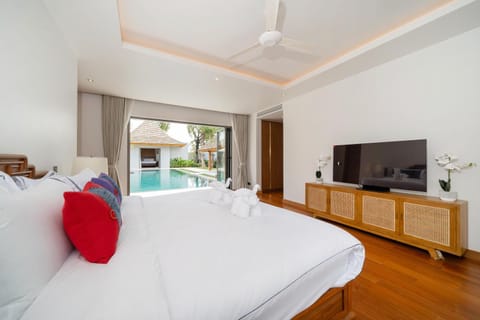 Bed, Photo of the whole room, Seating area, Evening entertainment, Bedroom, Pool view