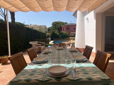 Patio, Day, Dining area