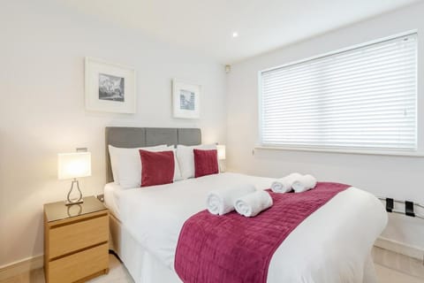 Roomspace Serviced Apartments - Abbot's Yard Condo in Guildford
