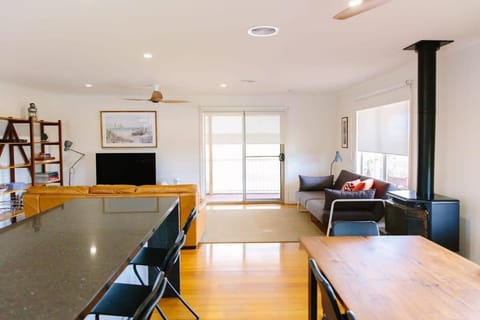 Clifton Springs Haven: Stunning Sea Views & Serenity Haus in Clifton Springs