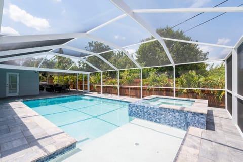 Amazing Heated SaltWater Pool/Spa Home in Paradise House in Largo