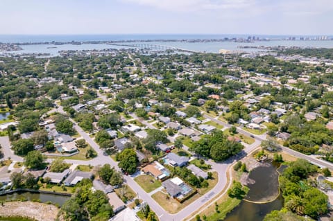 Amazing Heated SaltWater Pool/Spa Home in Paradise House in Largo