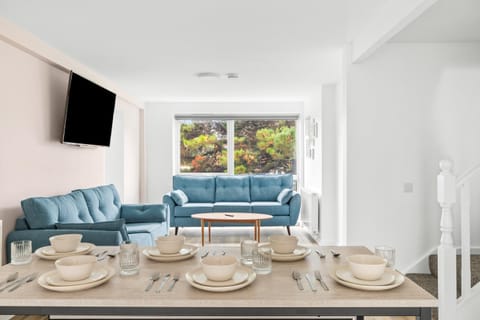20% Off Spacious Stylish Home with Free Parking Condo in Exeter