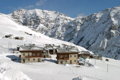 Facade/entrance, Bird's eye view, Mountain view