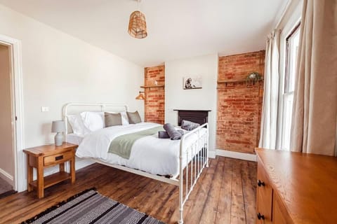 Bed, Photo of the whole room, Decorative detail, Bedroom, towels