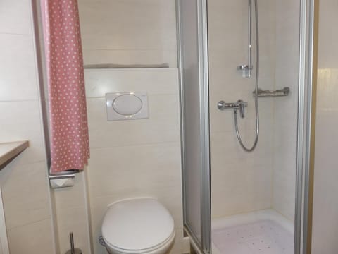 Shower, Toilet