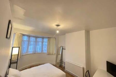 Twin Tranquility- Room in Leyton House in London Borough of Hackney