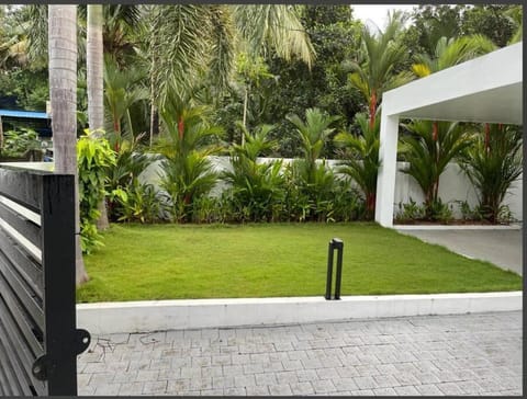 Posh Villa in TVM , Kowdiar, please contact host refeekhm at yah dot com or refeekhm at gmai el dot com Villa in Thiruvananthapuram