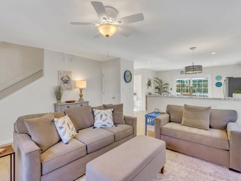 Peaceful Beach Vacation, Heated Pool Access, Walk to Restaurants & More! House in Tybee Island
