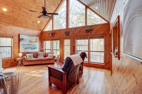 Lakefront Arkansas Home with Deck, Grill and Cornhole! Haus in Greers Ferry Lake
