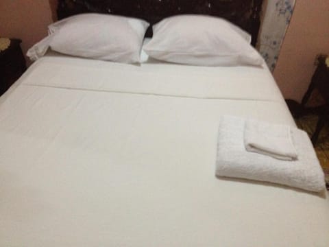 Bed, towels