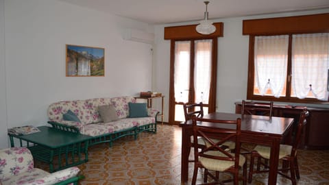 Restaurant/places to eat, Communal lounge/ TV room, Dining area