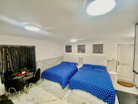 THE ROYAL BOUTIQUE STUDIO by LONDON SLEEP 6 Condo in Southall