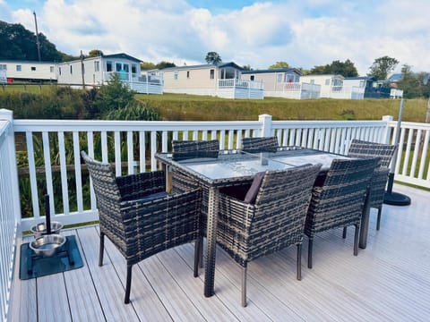 2 Bed Lodge Sleeps 6 - Holiday Park Parking Pets House in England