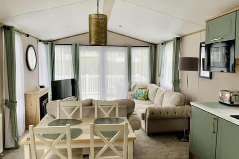 2 Bed Lodge Sleeps 6 - Holiday Park Parking Pets House in England