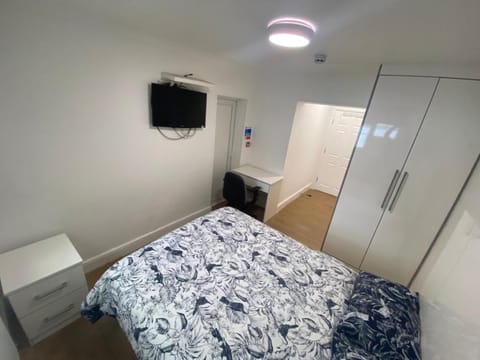 THE ROYAL BOUTIQUE TRAFALGAR LODGE by LONDON, SLEEP 10 House in Southall