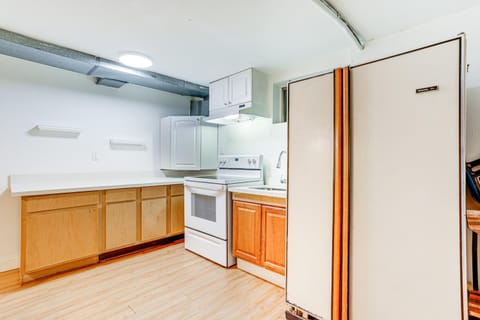 Comfy and Spacious Studio 2 Mi to Downtown! Condo in Capitol Hill