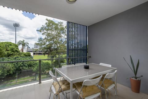 Chic 2-Bed by Train Station with Secure Parking Condo in Bowen Hills