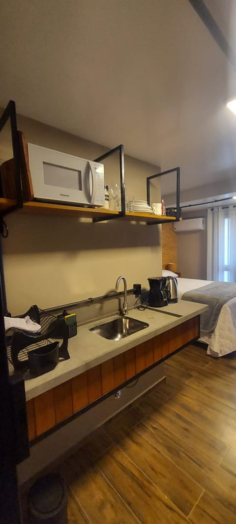 Kitchen or kitchenette, minibar