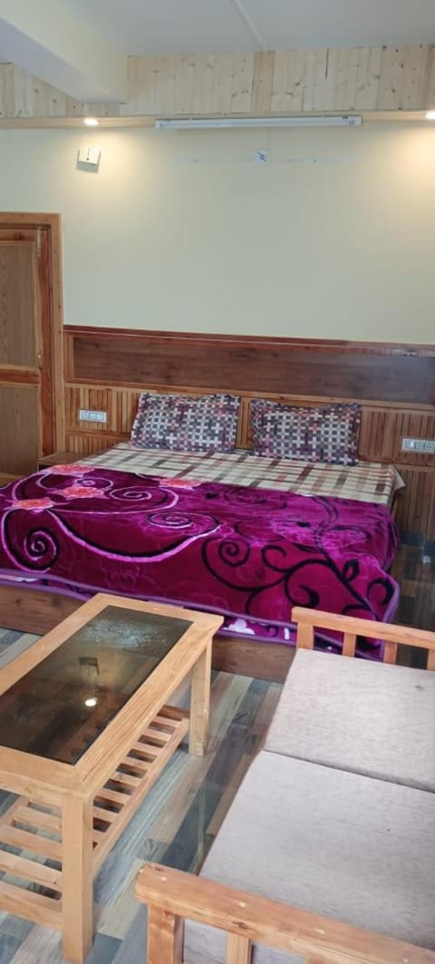 Gondhla house Bed and Breakfast in Manali