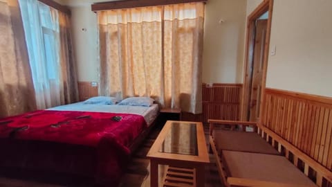 Gondhla house Bed and Breakfast in Manali