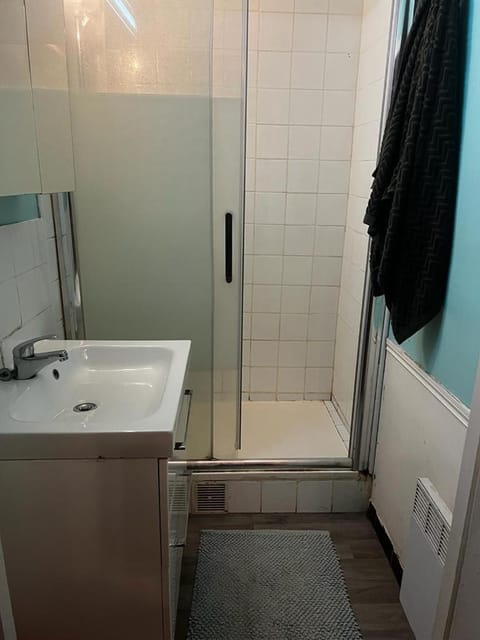 Chambre en appartement - Proche métro 13 et 14 Vacation rental in Saint-Denis, France