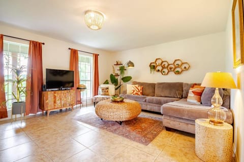 Communal lounge/ TV room, TV and multimedia, Living room, Seating area, Evening entertainment