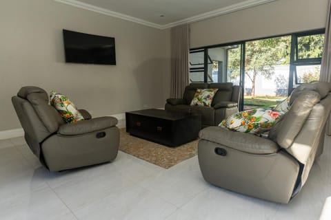 Upmarket 4 bed Chisipite house - 2193 Condo in Harare