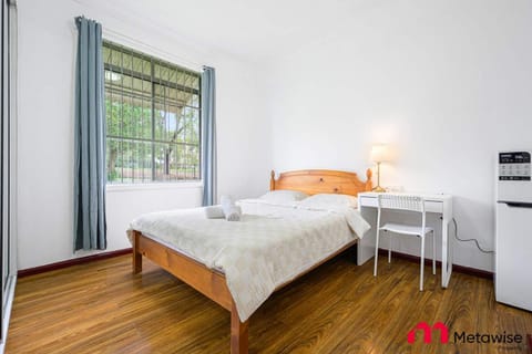 MetaWise Parramatta Cozy Room with Furniture WIFI House in Parramatta