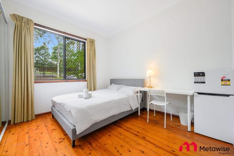 MetaWise Parramatta Cozy Room with Furniture WIFI House in Parramatta