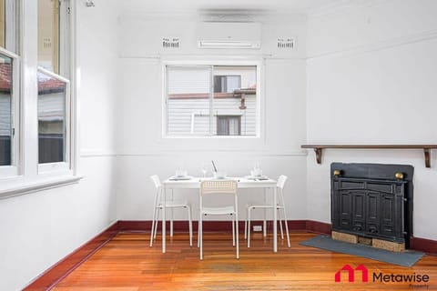 MetaWise Parramatta Cozy Room with Furniture WIFI Maison in Parramatta