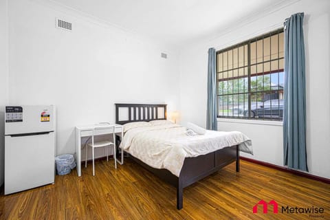 MetaWise Parramatta Cozy Room with Furniture WIFI House in Parramatta