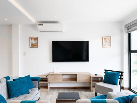 TV and multimedia, Living room, Seating area, Evening entertainment, air conditioner