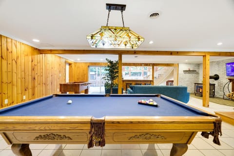 Villa - Heated Pool now Open - Hot Tub - Fire Pit House in Middle Smithfield