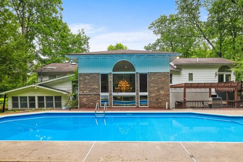 Villa - Heated Pool now Open - Hot Tub - Fire Pit House in Middle Smithfield