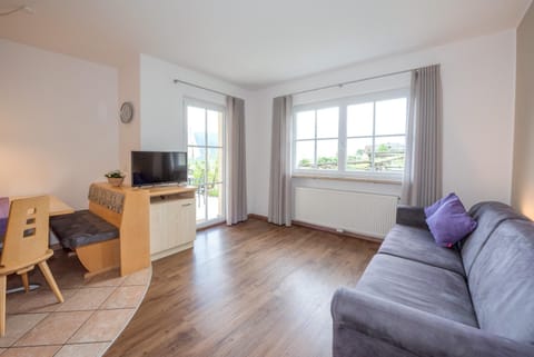 TV and multimedia, Living room, Seating area, Evening entertainment