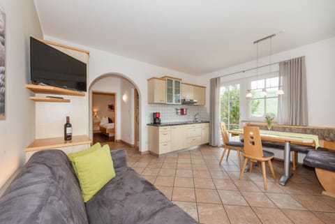 TV and multimedia, Kitchen or kitchenette, Living room, Seating area, Dining area