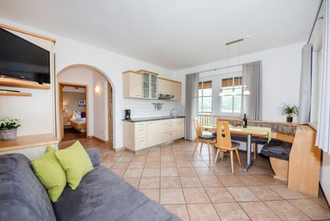 TV and multimedia, Kitchen or kitchenette, Seating area, Dining area