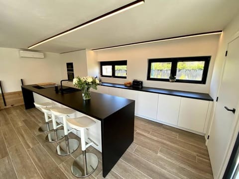 P25 Luxueuze villa met 5 kamers voor 10 personen, 760m van strand met garage en tuin Villa in De Panne