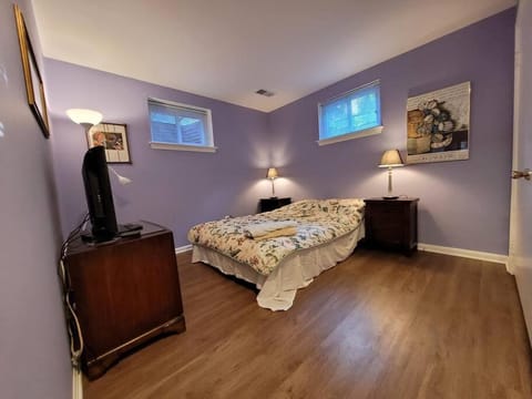 Garrett Park - 2 Bedroom Basement Apartment Condo in North Bethesda